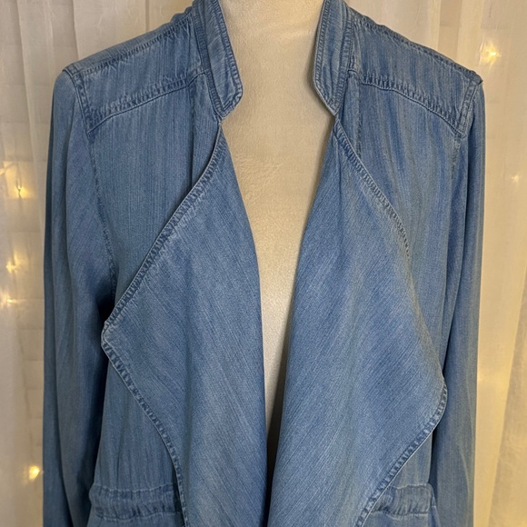 Stylish Light Blue Denim Jacket for Women - Picture 3 of 4
